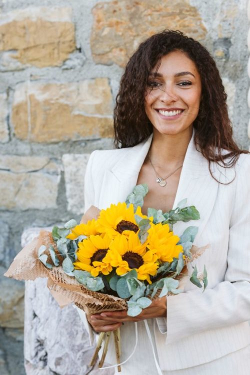 Bouquet-girasoli-modella-500×751
